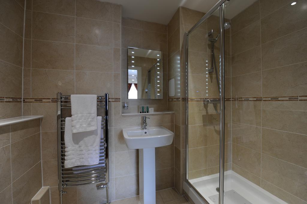 Edinburgh City Suites Стая снимка